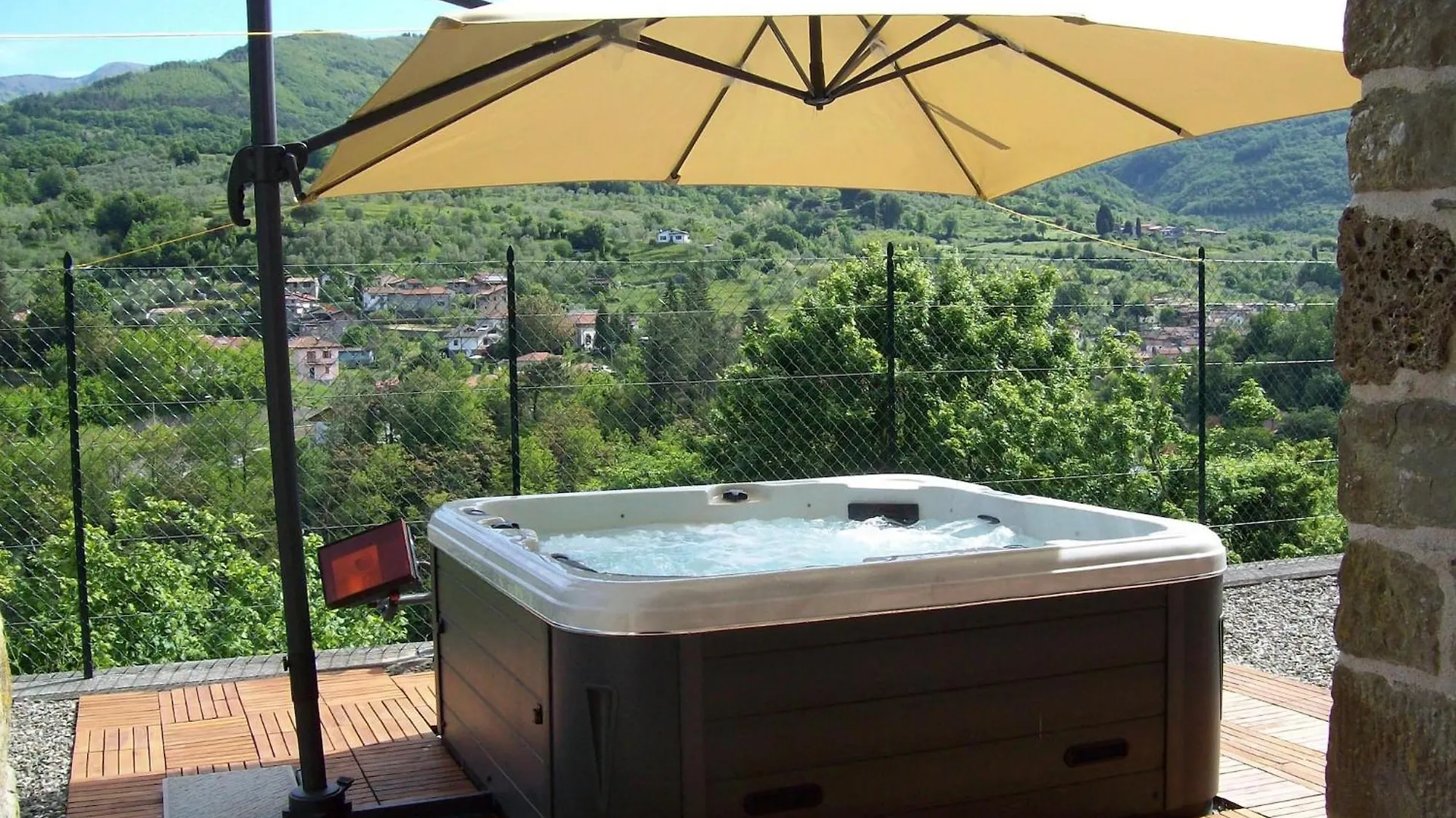 Apartmán Flat With Heated Hot Tub And Shared Pool Casola in Lunigiana